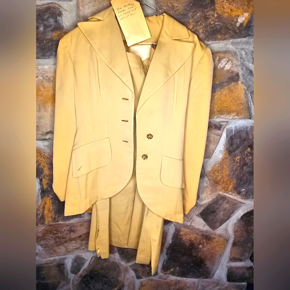 1940s  ladies suit with pencil skirt